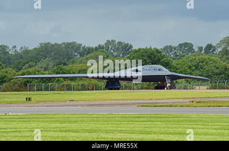 A B-2 Spirit distribuito da Whiteman Air Force Base, Mo., taxi la pista di RAF Fairford, Regno Unito, 9 giugno 2017. Bombardiere strategico missioni migliorano la disponibilità e la formazione necessarie per rispondere a qualsiasi potenziale crisi o la sfida in tutto il mondo. (U.S. Air Force foto di Tech. Sgt. Miguel Lara III) Foto Stock