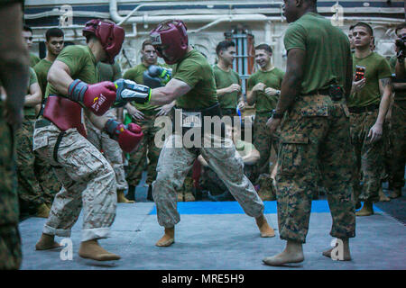 USS SOMERSET, in mare (13 aprile 2017) DEGLI STATI UNITI Marines con xi Marine Expeditionary Unit (MEU) pratica tecniche di boxe durante un Marine Corps Arti Marziali programma (MCMAP) sessione di formazione a bordo della USS Somerset (LPD 25), Aprile 13. Insegna MCMAP Marines combattivo competenze per difendersi da inabilita o nemici in situazioni di combattimento. La Makin Island anfibio gruppo pronto/xi MEU è attualmente in corso sulla loro pacifico occidentale 16-2 distribuzione. Foto Stock