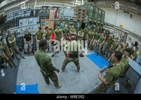 USS SOMERSET, in mare (13 aprile 2017) DEGLI STATI UNITI Marines con xi Marine Expeditionary Unit (MEU) condurre la formazione di inscatolamento durante un Marine Corps Arti Marziali programma sessione di formazione a bordo della USS Somerset (LPD 25), Aprile 13. Durante la formazione, i Marines praticata anche la manipolazione del dolore, counter strike, e tecniche di coltello. Xi MEU è operante negli Stati Uniti 7 flotta area di responsabilità a sostegno della sicurezza marittima, della libertà di navigazione e di sicurezza regionale. Foto Stock