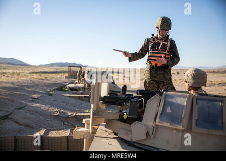 MARINE CORPS AIRGROUND CENTRO DI COMBATTIMENTO ventinove palme, California - Capt. Liz Hall, la logistica operations officer in carica con la tattica di esercizio gruppo di controllo, assiste una marina che è sparare un Browning M2 0,50 Caliber machine gun a gamma 106A a bordo Marine Corps Air Ground Centro di combattimento, ventinove Palms, California, il 2 maggio 2017. Veicolo gunners con la logistica di elemento di combattimento di Marine Air Ground Task Force 3 ha condotto un live-fire shoot utilizzando veicolo montato sistemi d'arma durante la formazione integrata esercizio 3-17. ITX è un evoluzione di formazione effettuato cinque volte in un anno Foto Stock