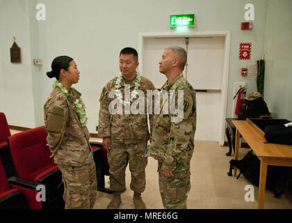 Brig. Gen. Stephen Hager, Comandante della 335a teatro il comando segnale, parla con 1st. Lt. Yanrong Yang, 369 truppe speciali Battaglione, e Cappellano (magg.) James Kim, 369 Supporto brigata, prima di un americano asiatico e del Pacifico Islander Heritage mese evento presso il Camp Arifjan, Kuwait, 31 maggio 2017. La manifestazione ha evidenziato gli importanti contributi che americano asiatico e del Pacifico gli isolani hanno fatto il militare degli Stati Uniti. (U.S. Esercito foto di Sgt. Jeremy Bratt) Foto Stock