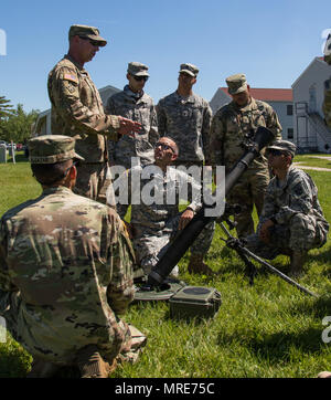 A sinistra: Staff Sgt. Seth Pottle, un trainer con la 157della brigata di fanteria, incarica una classe su un sistema di Malta ai soldati del 1° Battaglione, 296Reggimento di Fanteria, Puerto Rican Esercito Nazionale Guardia a Fort McCoy, Wisconsin, Giugno 7, 2017. La 296è parte della XXXIII della brigata di fanteria combattere la squadra, Illinois ANG, che è a Fort McCoy come parte del combattimento esportabile capacità formative 17.2. (U.S. Esercito foto di Sgt. Urtato boschi, 157della brigata di fanteria per Affari pubblici) Foto Stock