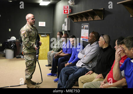 Il personale Sgt. Russell Fiske mutandine educatori da New Castle County sulla capacità di coinvolgimento Trainer, dove verranno fire M-16's per impegnare il nemico in vari scenari simulati presso il River Road Sito di formazione su Mercoledì, 12 aprile 2017. Foto Stock