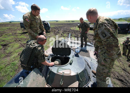 1 giugno 20170, soldati dell'esercito degli Stati Uniti condotta training di familiarizzazione con il polacco cingolato anfibio combattendo i veicoli di fanteria BWP-1s, come parte di esercitazione NATO nobile Jump 2017. Credito: Cpt Katarzyna Sawicka Foto Stock