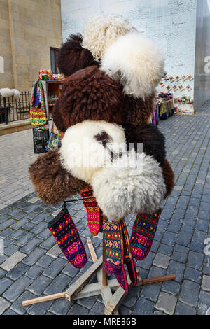 Baku in Azerbaijan - Marzo 10, 2018: pecore cappelli nel mercato sulla street nella città vecchia Icheri Sheher Foto Stock