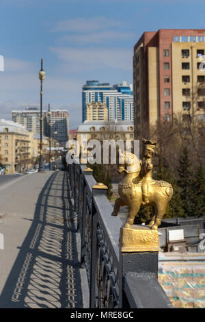 Baku in Azerbaijan - Marzo 11, 2018: sculture sul ponte Javanshir ex Gagarin bridge Foto Stock