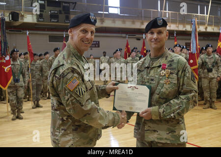 Lt. Gen. Thomas vandalo, Ottava Armata comandante generale, presenta Col. Contrassegnare Holler, comandante uscente, 35th difesa aerea della brigata di artiglieria, la legione di merito prima della trentacinquesima ADA BDE cambiamento di cerimonia di comando 9 Giugno a Osan Air Base, Corea del Sud. Col. Contrassegnare Holler rinunciato il comando della Brigata di Drago al Col. Richard Wright. (U.S. Foto dell'esercito da Staff Sgt. Monik Phan) Foto Stock