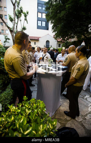 Marines e frequentare i marinai della marina degli Stati Uniti League Sailor e marine dell'anno a Madrid, Spagna, 24 maggio 2017. La Marina degli Stati Uniti League onora uno marinaio, un servizio via mare marinaio, e uno Marine ogni anno da ospitare una cerimonia presso la residenza del Vice Capo della Missione degli Stati Uniti Ambasciata. (U.S. Marine Corps Photo by 1Lt. Alexandra Bello) Foto Stock