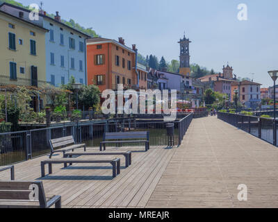 Lunga passeggiata sul suggestivo lato italiano del Lago di Lugano, Porto Ceresio Italia Foto Stock