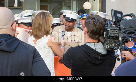 Gunnery Sgt. Justin A. Hauser, arruolato conduttore di Marine Corps Band di New Orleans, parla con Hoda Kotb, co-host di NBC Today Show, al Rockefeller Center di New York, 12 giugno 2017. Hauser ha parlato dal vivo con Kotb per promuovere le molteplici Marine Corps Reserve Centennial concerti la band eseguirà intorno a New York. Foto Stock
