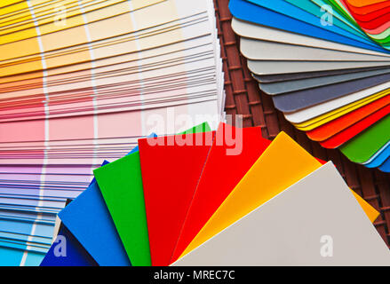 Set di aprire Pantone/colore RAL carte sul tappetino di bambù Foto Stock