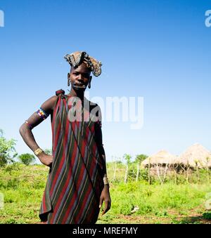 Tribù dei Mursi donna - 05 ottobre 2012 , Valle dell'Omo, Etiopia Foto Stock