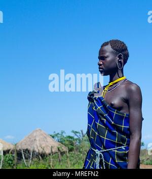 Tribù dei Mursi donna - 05 ottobre 2012 , Valle dell'Omo, Etiopia Foto Stock