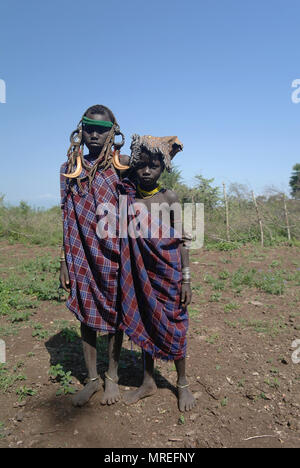 Ritratto della tribù dei Mursi ragazze, valle dell'Omo, Etiopia Foto Stock