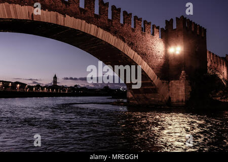 Vista di Verona e il fiume Adige da sotto il castelvecchio ponte medievale Foto Stock