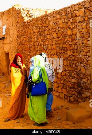 Ritratto di donna della Mauritania in abito nazionale Melhfa - 10-11-2012 Chinguetti, Mauritania Foto Stock