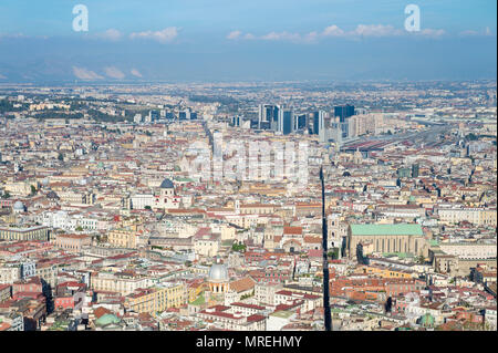 Paesaggio panoramico vista attraverso il centro storico della città di Napoli con il Vesuvio all'orizzonte Foto Stock