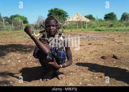 Tribù dei Mursi donna - 05 ottobre 2012 , Valle dell'Omo, Etiopia Foto Stock