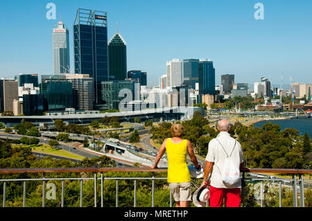 PERTH, Australia - 10 Gennaio 2018: punto di vedetta da Kings Park della città capitale del Western Australia Foto Stock