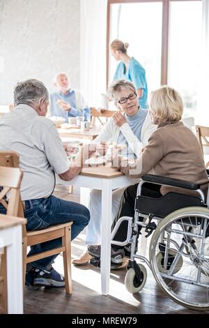 Senior adulti in casa di cura, donna in sedia a rotelle. Foto Stock