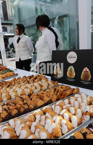 Napoli, Italia. 25 Maggio, 2018. La città di Napoli detiene un altro record nel Guinness dei Record mondiali, che di una sfogliatella. La famosa pasticceria 'La sfogliatella' della famiglia Ferriero, che si trova in Piazza Garibaldi, realizzato a 97 kg di pasta sfoglia. eguagliando così il nuovo record mondiale di credito: Fabio Sasso/Pacific Press/Alamy Live News Foto Stock