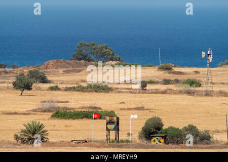 No mans land e area riservata dell'ONU zona di buffer nel verde della linea che divide il nord e il sud di Cipro a Famagosta Foto Stock