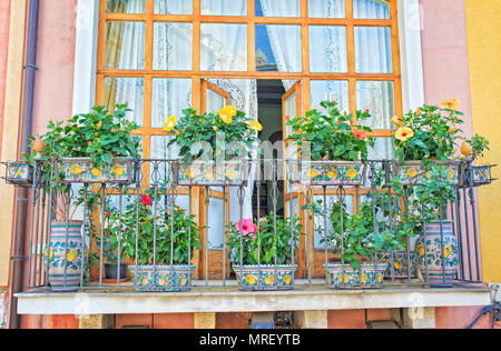 Balcone fiorito con siciliana di vasi decorati Foto Stock