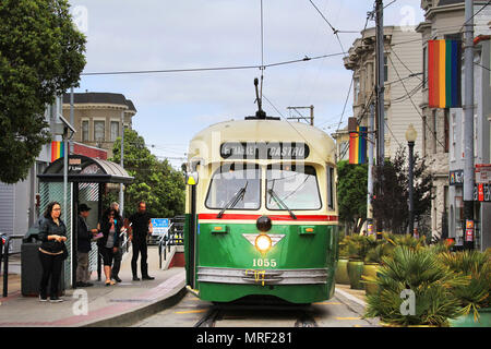 San Francisco, CA, Stati Uniti d'America - 12 Settembre 2013: il Louisville Azienda ferroviaria: verde e crema, con striscia rossa sulle strade del 12 settembre 2013 a San Foto Stock