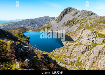 Rhinog Fach e Llyn Hywel da Y Llethr nel Rhinogs montagne, il Galles Centrale,UK Foto Stock