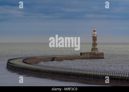 Roker faro sulla spiaggia di Sunderland. Foto Stock