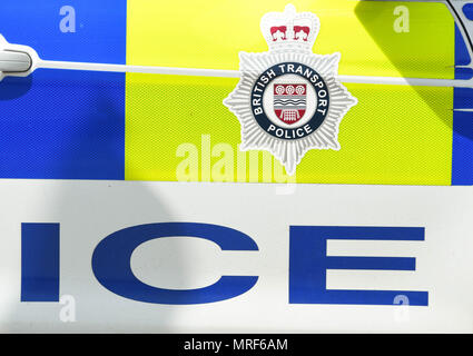 British Transport Police emblema sul lato di un auto di pattuglia Foto Stock