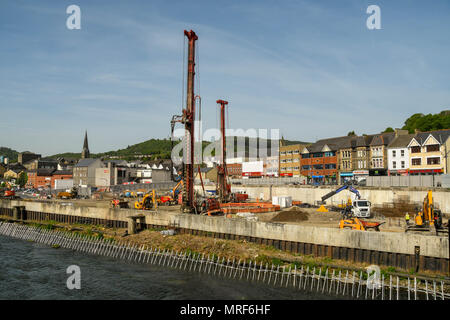 Impianti di trivellazione e di altri impianti di costruzione lavorando sulle fondamenta di un nuovo ufficio sviluppo in Pontypridd centro città Foto Stock