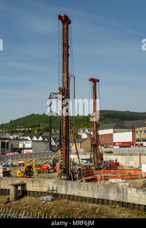 Impianto di perforazione Preparazione di basi sul sito di un nuovo ufficio sviluppo in Pontypridd centro città Foto Stock