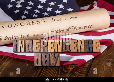 " Giorno Di Indipendenza' banner utilizzando lettere in legno con la dichiarazione di indipendenza del documento e United States Flag-americano concetto di vacanza Foto Stock