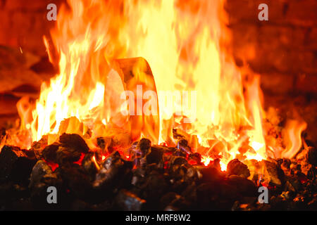 Il pezzo si trova nel fuoco nella bottega del fabbro Foto Stock