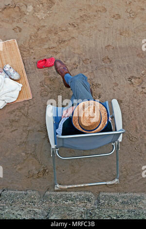 Punta a punta. Prendete il sole in Scarborough North Bay. Foto Stock