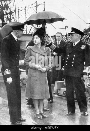 La Principessa Elisabetta (poi regina Elisabetta d'Inghilterra) visitando Nelson's ship "vittoria" a Portsmouth con Admiral Geoffrey Layton holding ombrello - 1940 Foto Stock