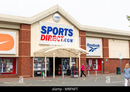 18 Maggio 2018 - Sport Direct store in Riverside retail park in Warrington, centro città, Cheshire, Inghilterra, Regno Unito Foto Stock