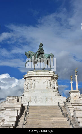 Roma. L'Altare della Patria o il Vittoriano, è un monumento costruito in onore di Vittorio Emanuele il primo re di una Italia unificata, Bronzo di re Foto Stock