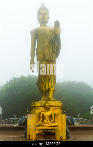 Statua di Buddha nel Pra Putta Teepangkorn tempio, Koh Samui, Thailandia Foto Stock