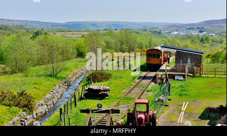 Stazione al termine della linea di Pontypool e Blaenavon patrimonio ferroviario treno a vapore a fischio Inn da sorgenti di Afon Lwyd river, a sud del Galles, Blae Foto Stock