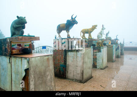 Statue di Zodiak nel Pra Putta Teepangkorn tempio, Koh Samui, Thailandia Foto Stock