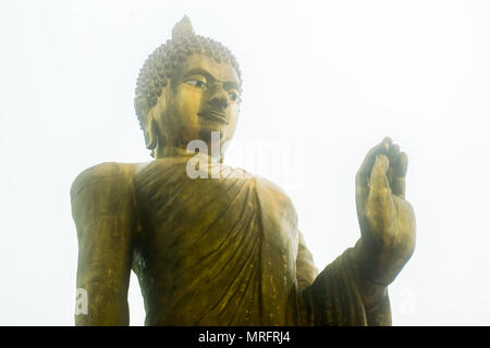 Statua di Buddha nel Pra Putta Teepangkorn tempio, Koh Samui, Thailandia Foto Stock