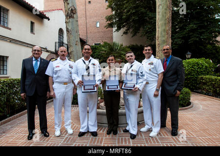 Da sinistra a destra, Madrid Presidente del Consiglio, Luis San Miguel, capitano Michael MacNicholl, comandante le attività navali Spagna, Naval Station Rota Shore marinaio di l'anno, PO1 Arturo Novela, Marine dell'anno, caporale Dana Rodriguez, mare marinaio di l'anno, PO1 Charles inverno, Comandante Andrew Bates, Dirigente, DESRON 60, e vice capo delle missioni dell'Ambasciata degli Stati Uniti a Madrid, Krishna R. Urs, posa per una foto con i loro premi a Madrid, Spagna, 24 maggio 2017. La Marina degli Stati Uniti League onora uno marinaio, un servizio via mare marinaio, e uno Marine ogni anno da ospitare una cerimonia a t Foto Stock