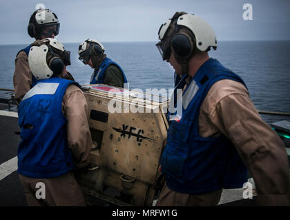 Oceano Pacifico - Marines con il combattimento cargo, xv Marine Expeditionary Unit spostare un generatore dalla nave del ponte di volo durante la Certificazione a bordo della USS Pearl Harbor, Giugno 5, 2017. CERTEX è l ultimo di una serie di esercizi di addestramento, che certifica la MEU-ARG team capace per la distribuzione a sostegno della flotta e i comandanti di combattente per tutta la gamma di operazioni militari. (U.S. Marine Corps foto di Cpl. F. Cordoba) Foto Stock