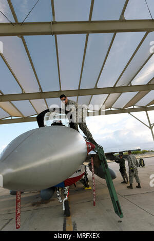 Tech. Sgt. Alejandro Sanchez, un capo equipaggio assegnati al la 149Fighter Wing, Air National Guard, pulisce la tettoia sul cockpit di un F-16 Fighting Falcon durante Coronet Cactus a Davis-Monthan Air Force Base, Ariz., 9 maggio 2017. Coronet Cactus è un training annuale evento che accetta i membri dell'149Fighter Wing, con sede centrale a base comune San Antonio-Lackland, Texas, a Tucson, Arizona a partecipare in un esercizio di distribuzione. (Air National Guard foto di Tech. Sgt. Mindy Bloem) Foto Stock