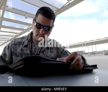 Tech. Sgt. Alejandro Sanchez, un capo equipaggio assegnati al 149Fighter Wing, Air National Guard, esegue il pre-controlli di volo su di un F-16 Fighting Falcon durante Coronet Cactus a Davis-Monthan Air Force Base, Ariz., 9 maggio 2017. Coronet Cactus è un training annuale evento che accetta i membri dell'149Fighter Wing, con sede centrale a base comune San Antonio-Lackland, Texas, a Tucson, Arizona a partecipare in un esercizio di distribuzione. (Air National Guard foto di Tech. Sgt. Mindy Bloem) Foto Stock