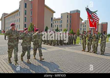 Lt. Col. Andrew J. Baker (sinistra), in entrata comandante della brigata 54th Engineer battaglione, 173rd Brigata Aerea, il Mag. Patrick Q. Billmann (centro) e il tenente Col. Benjamin A. Bennett (a destra), il comandante uscente, condurre il controllo delle truppe durante la modifica del comando cerimonia alla Caserma del Din a Vicenza, Italia, 13 giugno 2017. Il 173rd Brigata Aerea, con sede in Vicenza, Italia, è l'esercito di contingenza Forza di risposta in Europa ed è in grado di proiettare le forze per condurre la piena gamma delle operazioni militari su tutto il territorio degli Stati Uniti, europeo centrale e comandi Africa aree di respo Foto Stock