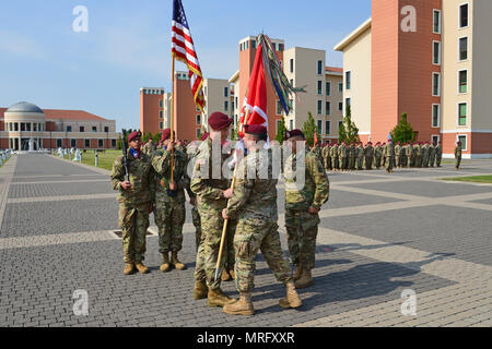 Lt. Col. Andrew J. Beker (sinistra), in entrata comandante della brigata 54th Engineer battaglione, 173rd Brigata Aerea, riceve una bandiera del Col. Gregorio K. Anderson (centro), comandante del 173rd Brigata Aerea, durante la modifica del comando cerimonia alla Caserma del Din a Vicenza, Italia, 13 giugno 2017. Il 173rd Brigata Aerea, con sede in Vicenza, Italia, è l'esercito di contingenza Forza di risposta in Europa ed è in grado di proiettare le forze per condurre la piena gamma delle operazioni militari su tutto il territorio degli Stati Uniti, europeo centrale e comandi Africa aree di responsabilità. (U.S. Esercito Foto di Vis Foto Stock