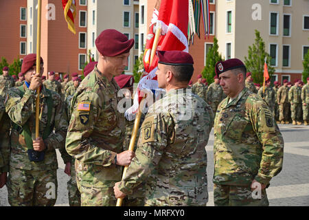 Lt. Col. Andrew J. Beker (sinistra), in entrata comandante della brigata 54th Engineer battaglione, 173rd Brigata Aerea, riceve una bandiera del Col. Gregorio K. Anderson (centro), comandante del 173rd Brigata Aerea, durante la modifica del comando cerimonia alla Caserma del Din a Vicenza, Italia, 13 giugno 2017. Il 173rd Brigata Aerea, con sede in Vicenza, Italia, è l'esercito di contingenza Forza di risposta in Europa ed è in grado di proiettare le forze per condurre la piena gamma delle operazioni militari su tutto il territorio degli Stati Uniti, europeo centrale e comandi Africa aree di responsabilità. (U.S. Esercito Foto di Vis Foto Stock